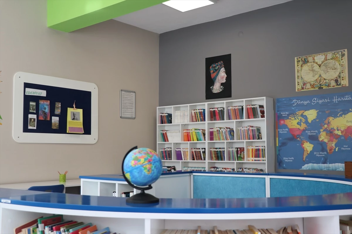 Adana\'da Bir Kitap Bin Dünya Projesi Kapsamında Okula Kütüphane Açıldı