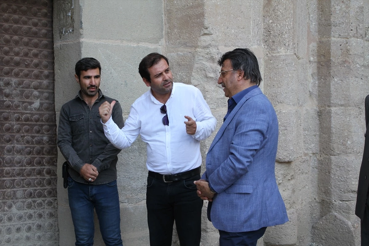 AK Parti Van Milletvekili Kayhan Türkmenoğlu, Hoşap Kalesi\'nde incelemelerde bulundu