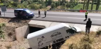Taşova'da hafif ticari araç menfeze devrildi, sürücü yaralandı