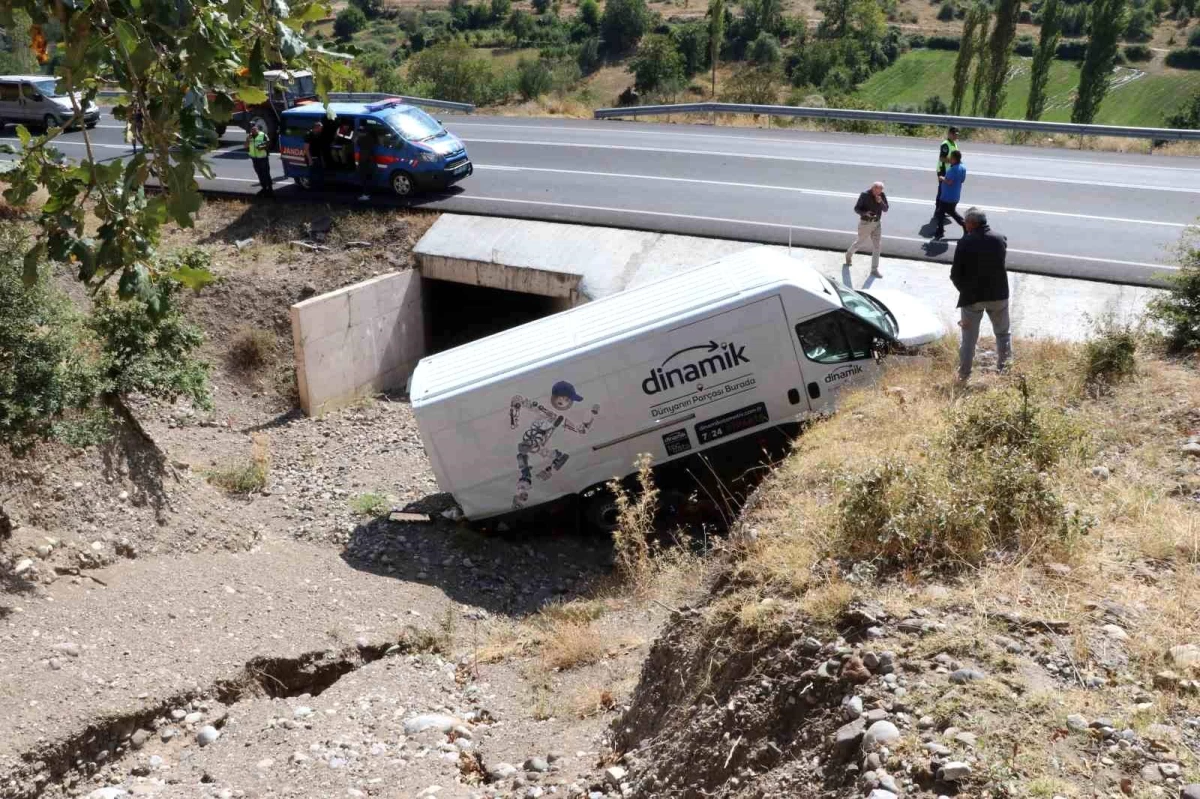 Amasya\'da minibüs menfeze uçtu, sürücü yaralandı