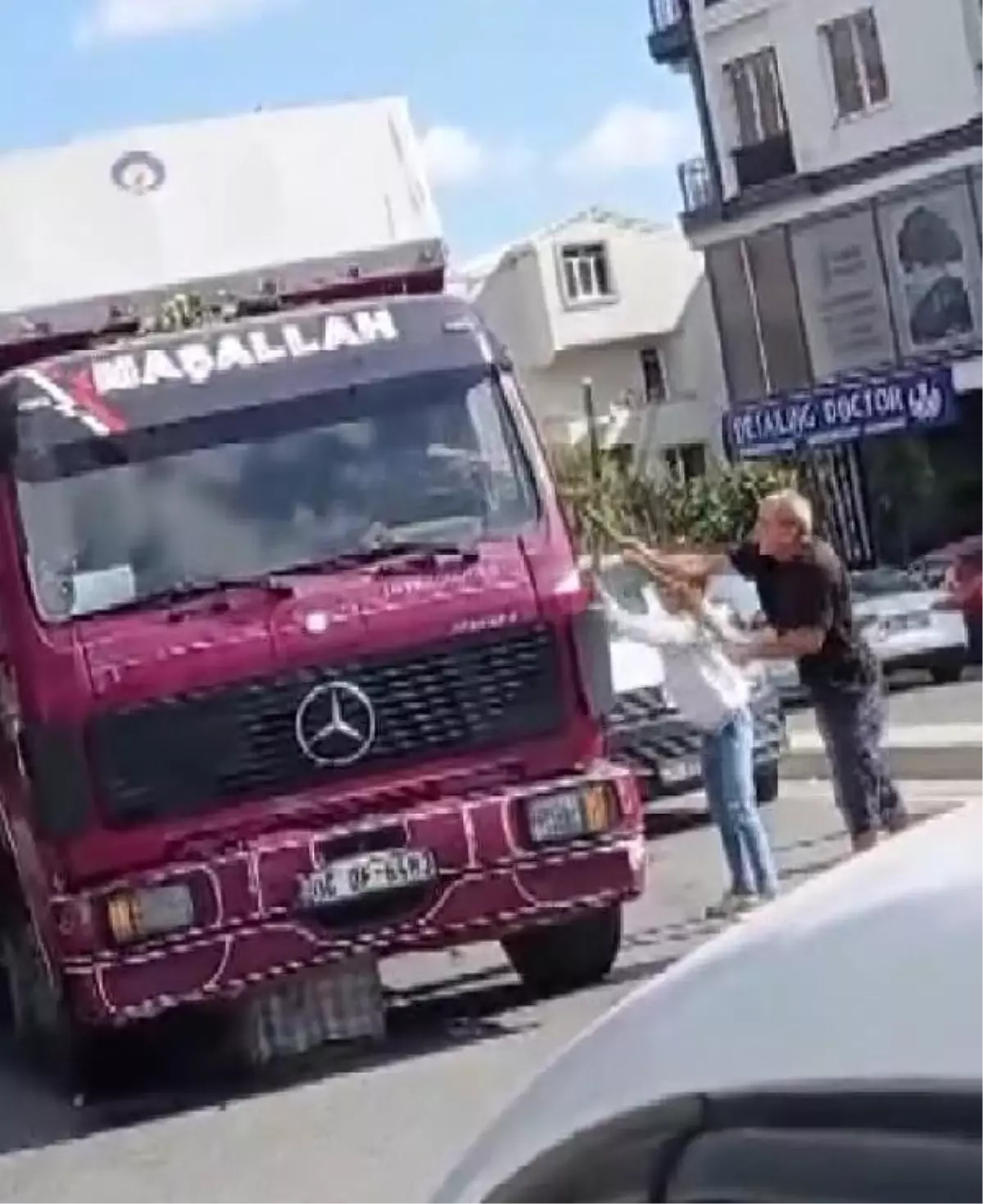 Arnavutköy\'de Kamyon Şoförü ile Ağaç Sahipleri Arasında Kavga Çıktı