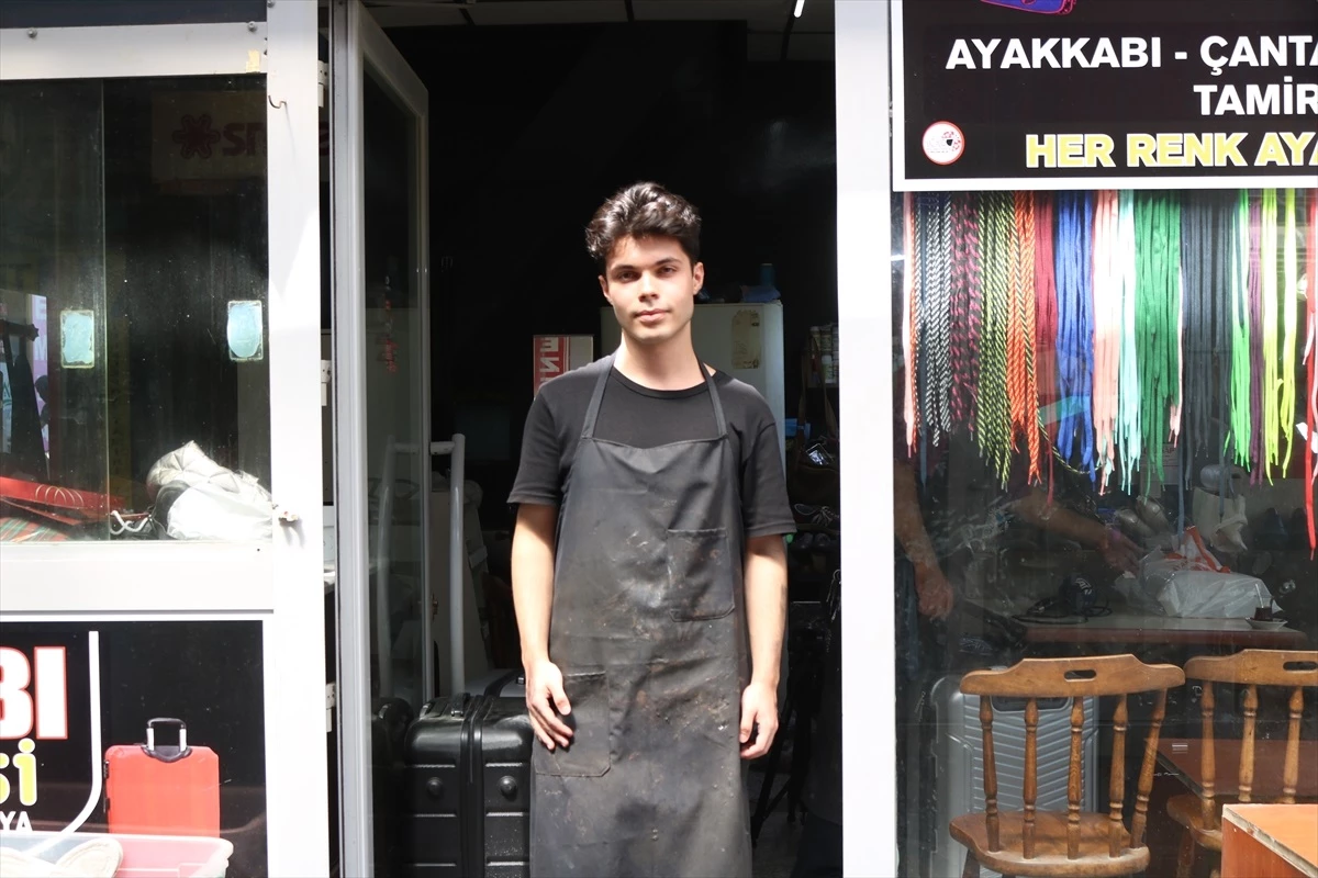 Ayakkabı Tamircisi Babasına Yardım Eden Genç, İstanbul Üniversitesi Tıp Fakültesini Kazandı