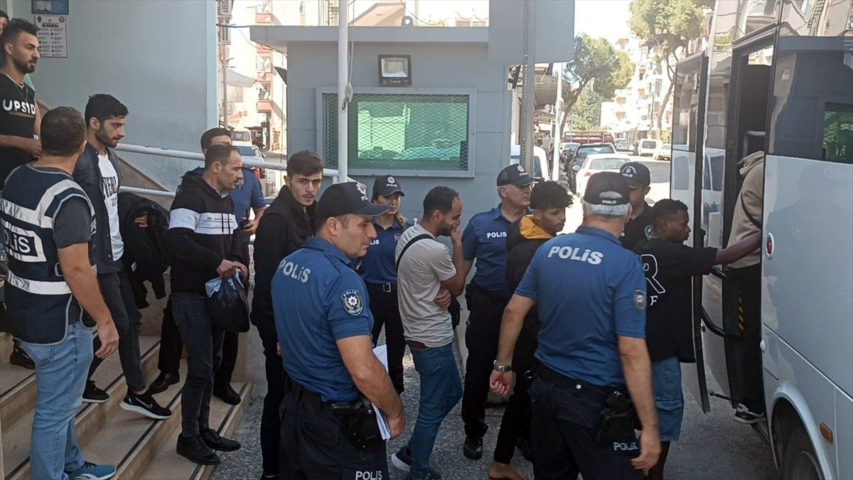 Aydın\'da dur ihtarına uymayan araçta 13 düzensiz göçmen yakalandı
