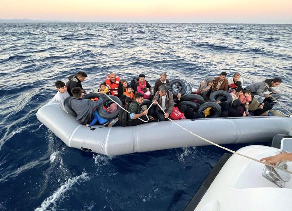 Çanakkale\'de 43 kaçak göçmen kurtarıldı