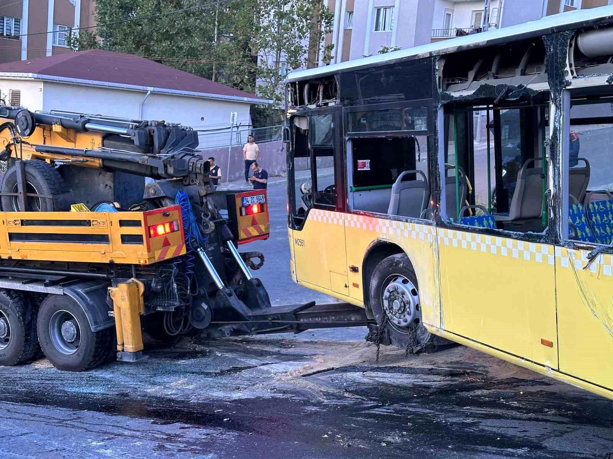 Başakşehir\'de devrilen İETT otobüsü kaldırıldı