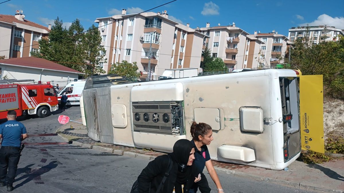 Başakşehir\'de İETT Otobüsü Devrildi, 7 Kişi Yaralandı