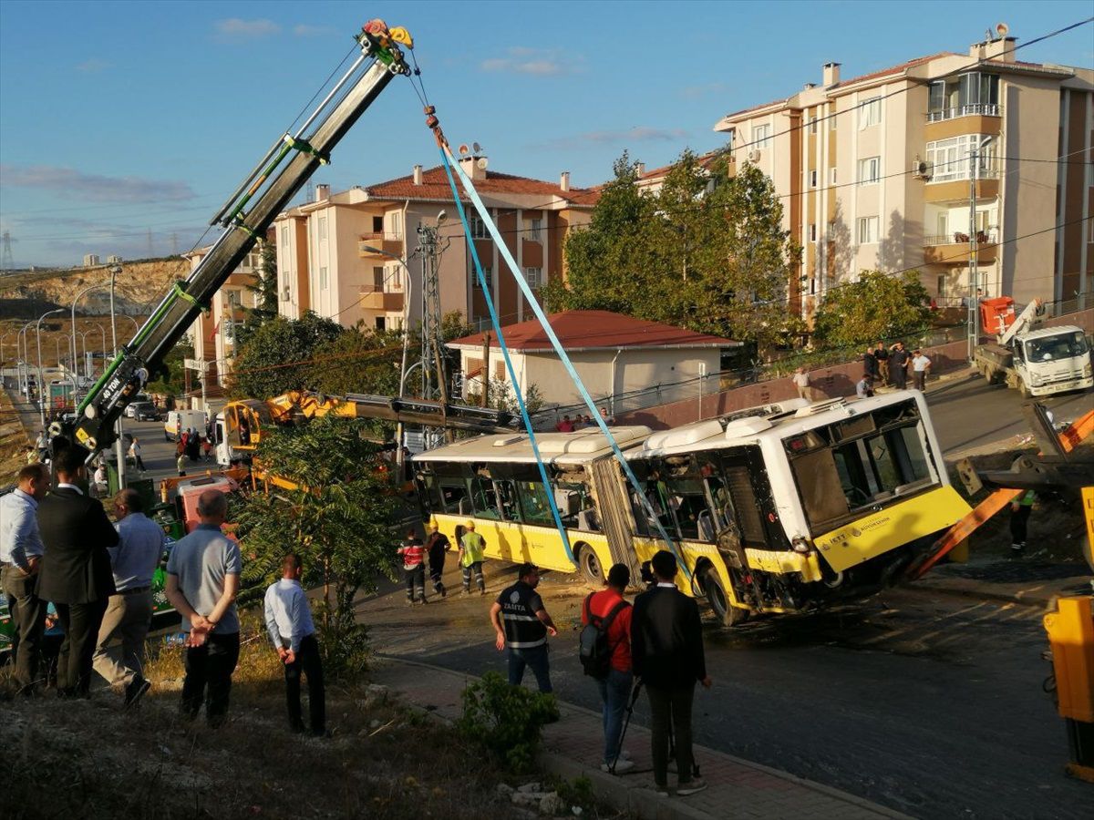Başakşehir\'de İETT Otobüsü Devrildi, 7 Kişi Yaralandı