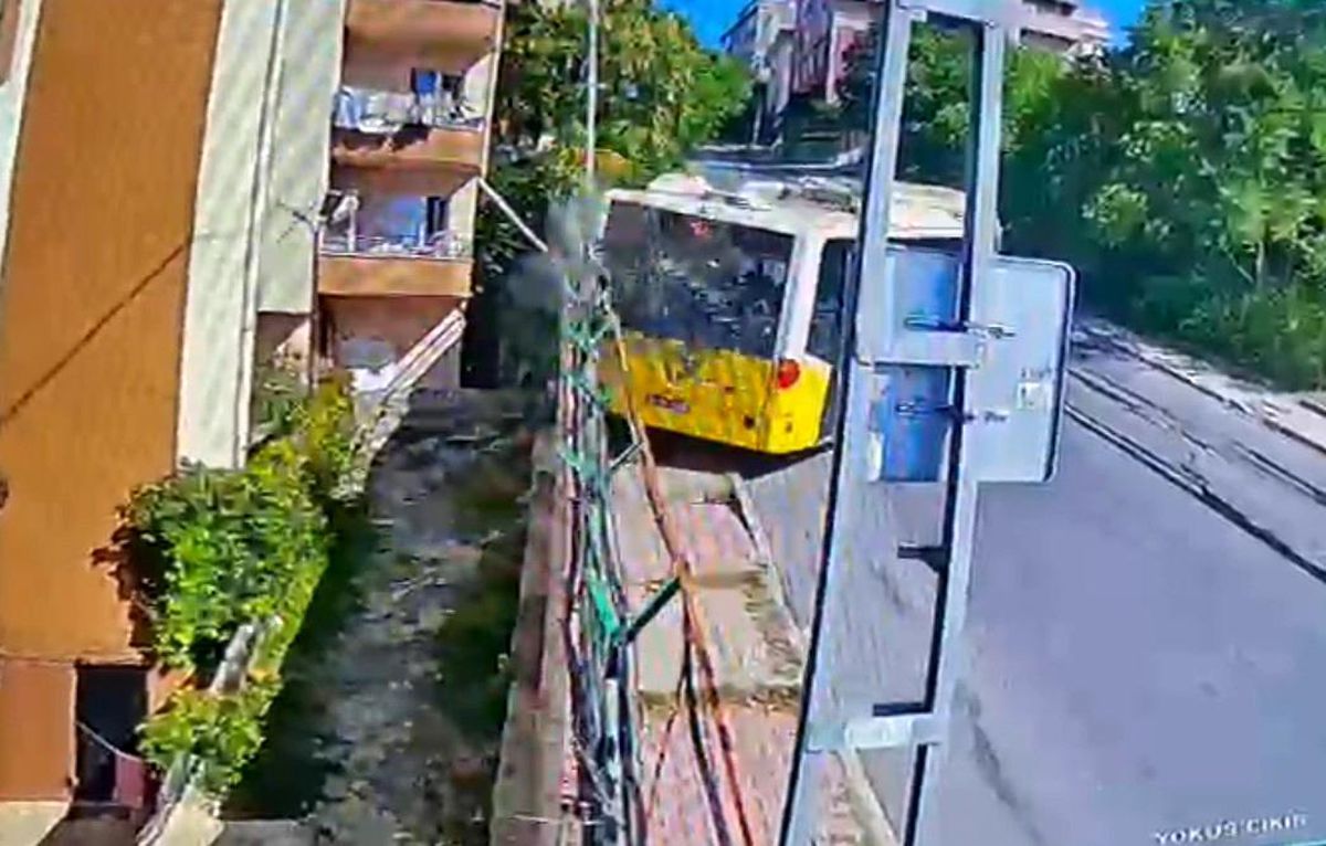 Başakşehir Güvercintepe\'de İETT otobüsü rampada devrildi.