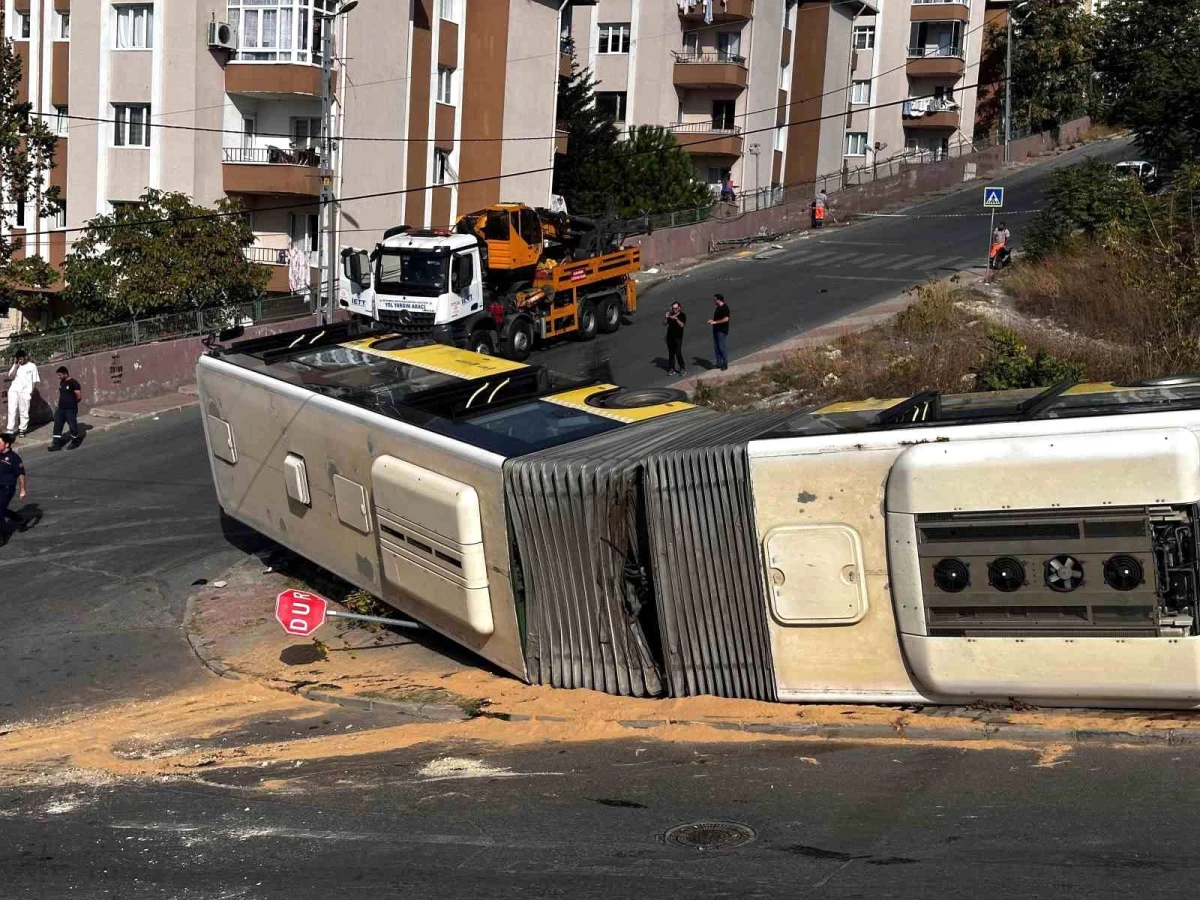 Başakşehir\'de rampadan çıkamayan otobüs devrildi