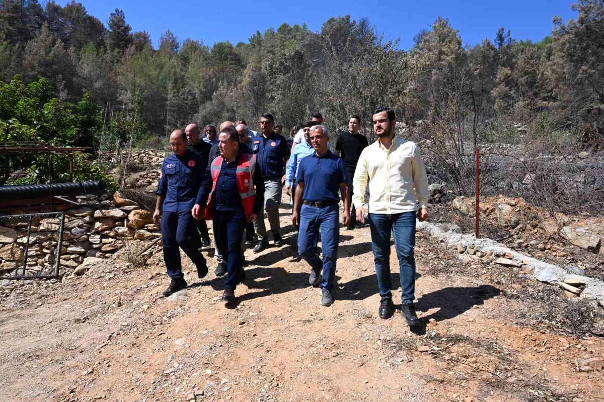Antalya Büyükşehir Belediye Başkanı Muhittin Böcek, Alanya\'da orman yangını bölgesinde incelemelerde bulundu