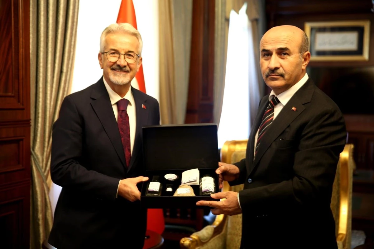 Nilüfer Belediye Başkanı Turgay Erdem, Bursa Valisi Mahmut Demirtaş ve Nilüfer İlçe Kaymakamı Mustafa Sözün\'ü ziyaret etti