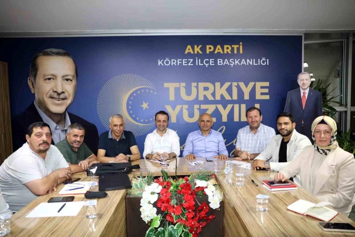 Körfez Belediye Başkanı Şener Söğüt, mahalle başkanlarıyla bir araya geldi