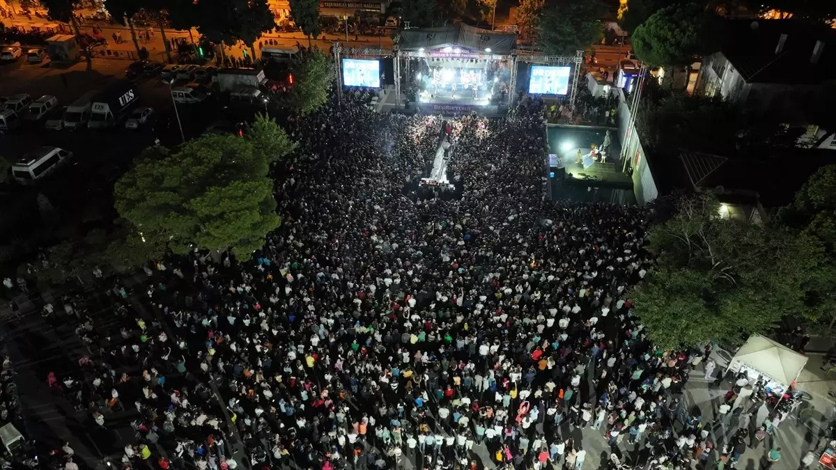 Manisa\'da Beşibiryerde Turizm ve Sanat Festivali\'nde Emircan İğrek sahne aldı