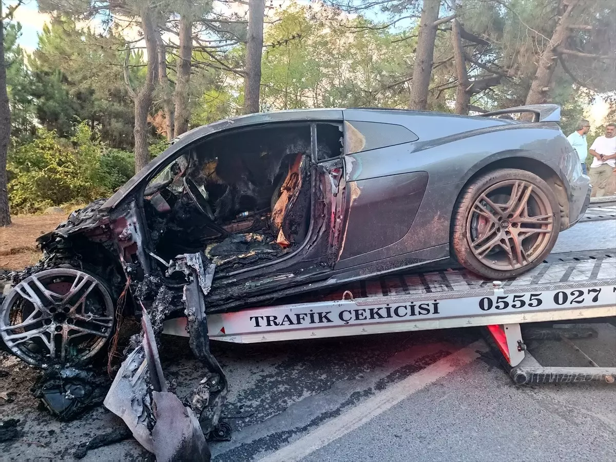 Beykoz\'da Ormanlık Alandaki Ağaca Çarpan Otomobilde Yangın Çıktı