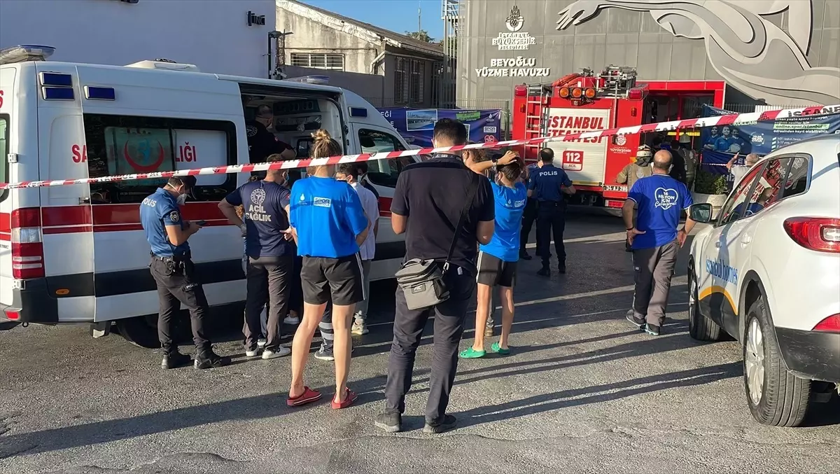 İBB Beyoğlu Yüzme Havuzu\'nda Klor Sızıntısı: 2 Çalışan Etkilendi