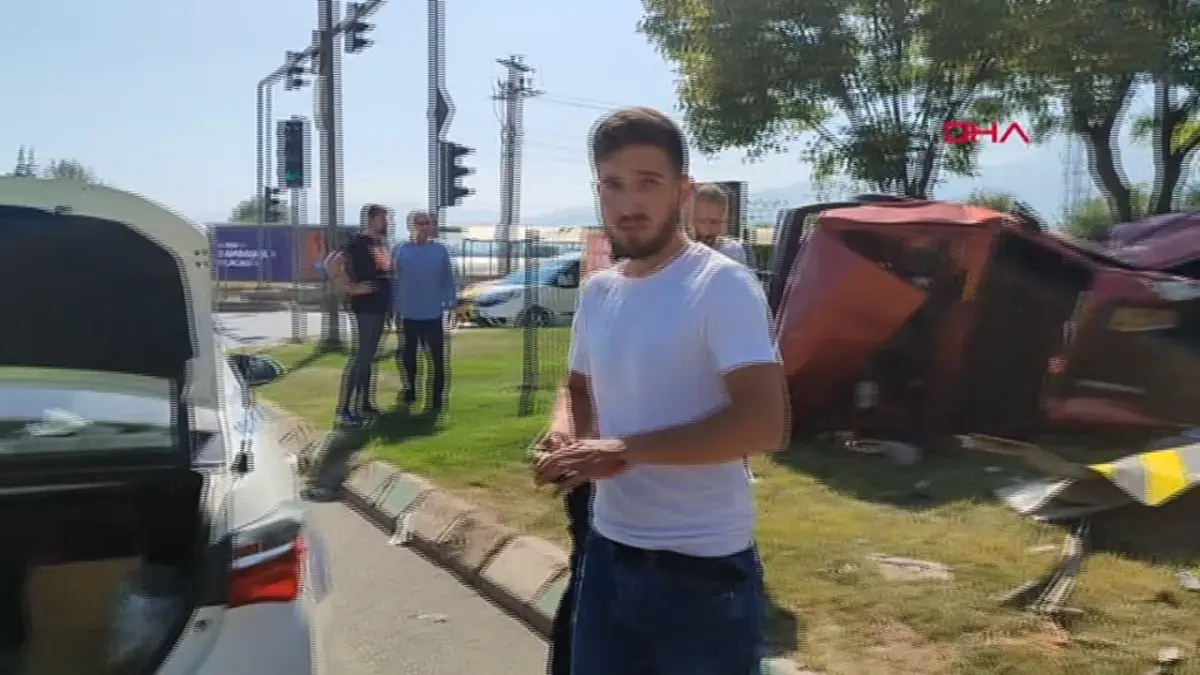 Çöp kamyonuyla otomobil çarpıştı, otomobil takla attı