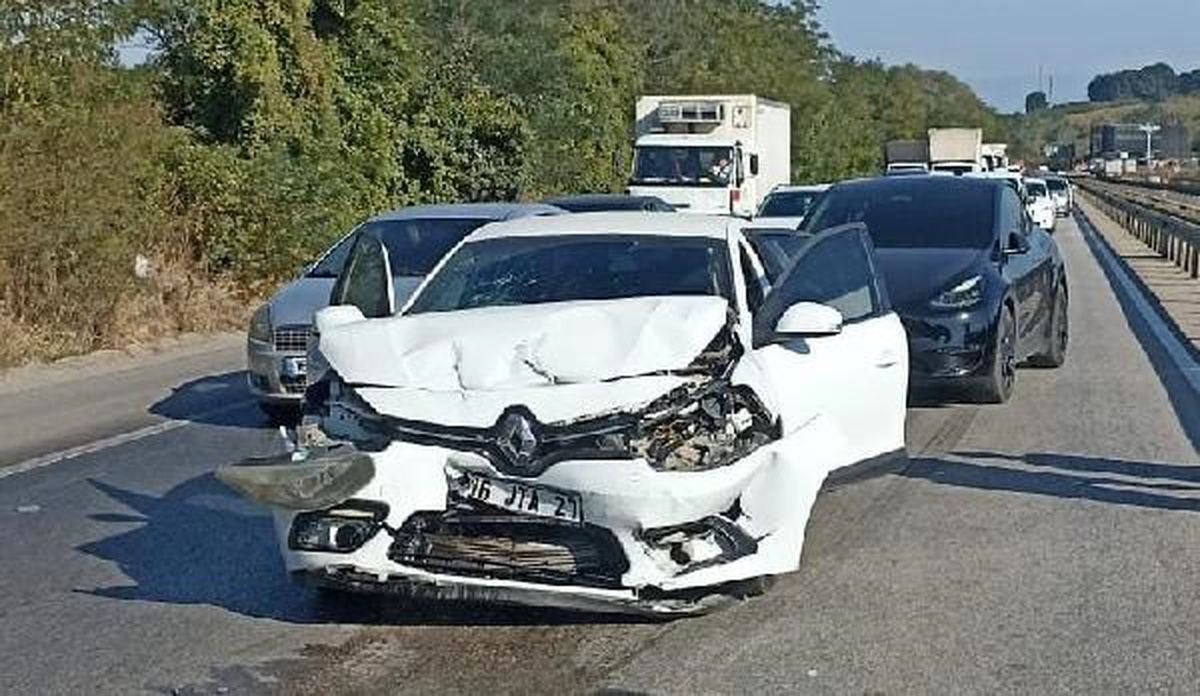 Bursa\'da iki otomobil çarpıştı: 7 yaralı