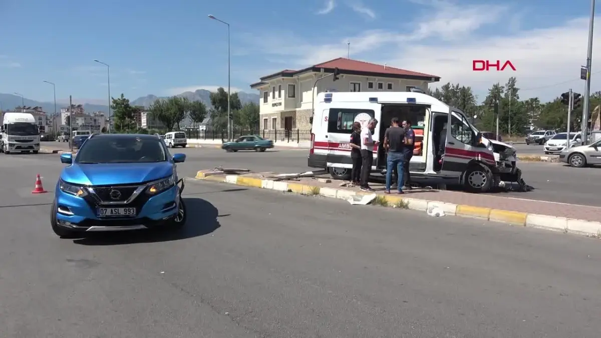 Antalya\'da Ambulans ile Cip Çarpıştı: 1 Yaralı