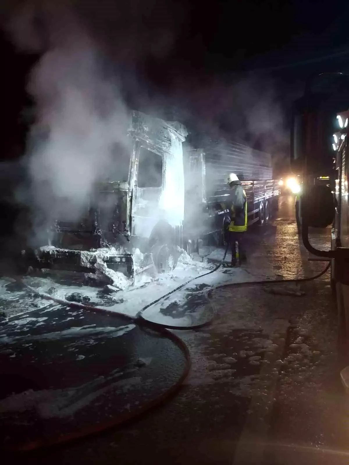 Tarsus\'ta Tırın Kupa Bölümünde Yangın Çıktı