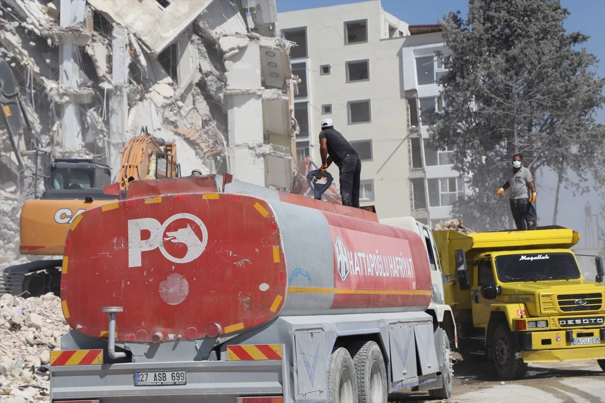 Hatay\'da deprem sonrası ağır hasarlı binalar kontrollü yıkılıyor