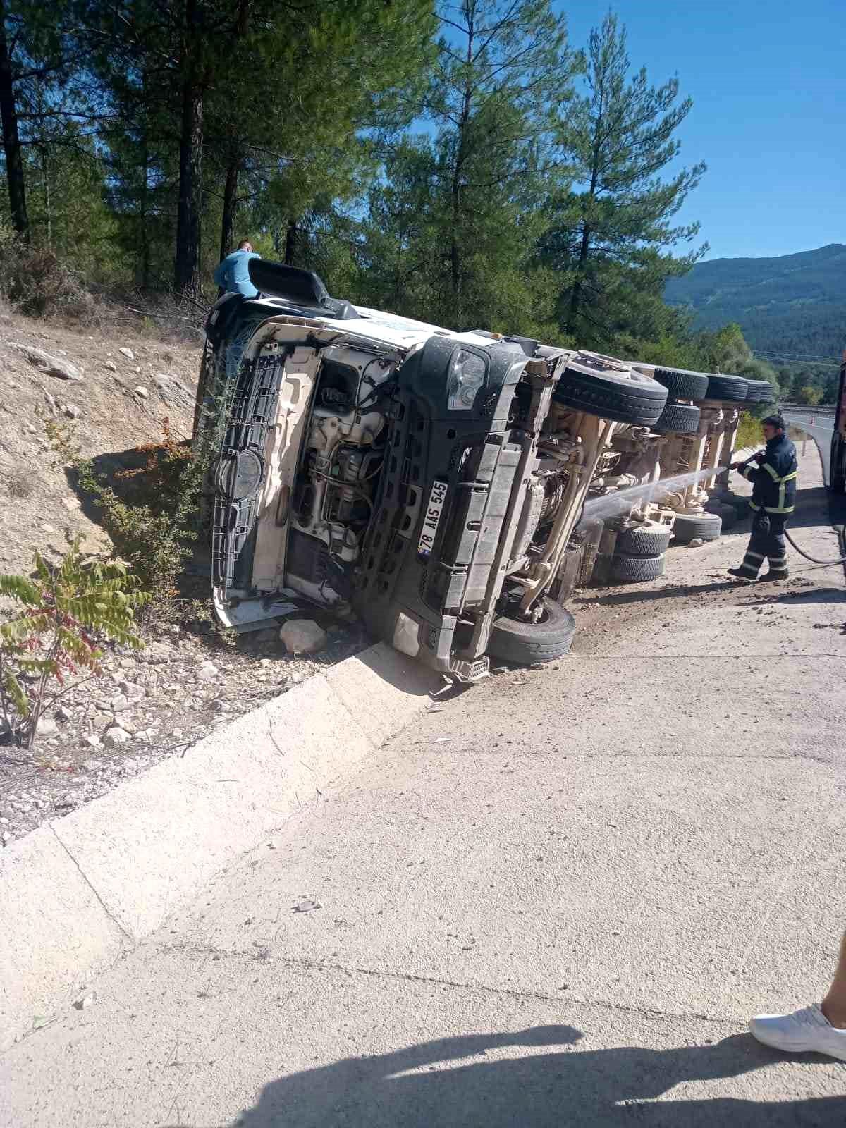 Karabük\'te Hafriyat Kamyonu Devrildi: 1 Yaralı