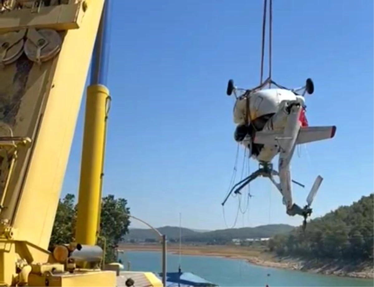İzmir\'de yangına müdahale ederken su alan helikopterin enkazı çıkartıldı