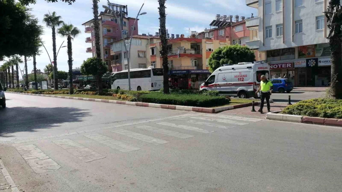 Antalya\'da Yaya Geçidinde Kaza: Kadın Ticari Taksinin Aynasına Çarptı