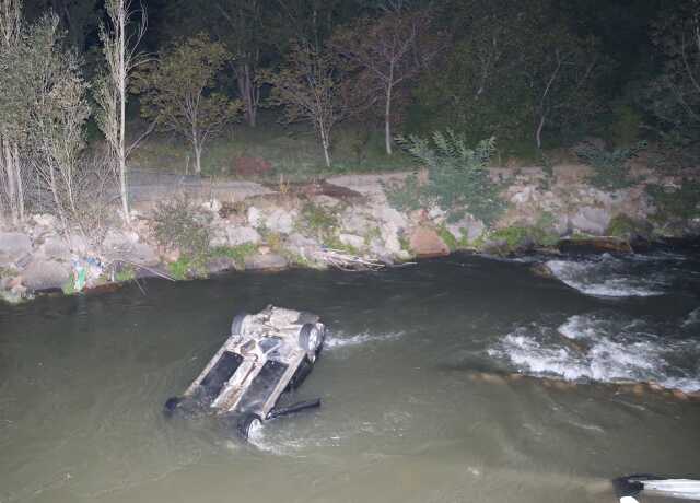 Erzurum'un Tortum ilçesinde dereye devrilen otomobilde 2 kişi öldü, 3 kişi yaralandı Erzurum'un Tortum ilçesinde dereye devrilen otomobilde 2 kişi öldü, 3 kişi yaralandı
