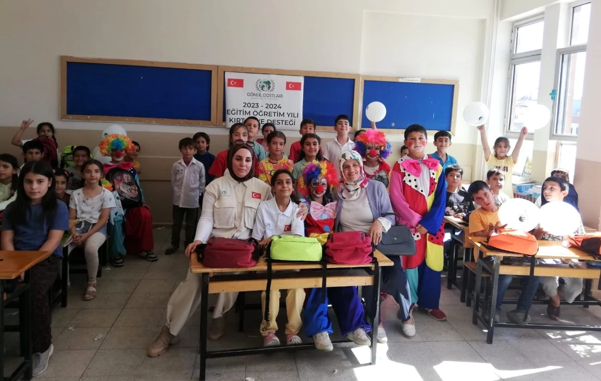 Gönül Dostları Malazgirt İlkokulu\'nda Öğrencilere Yardım Yaptı