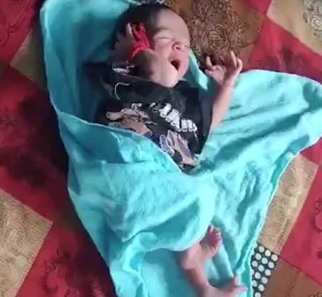 Hindistan'da Bharatpur şehrinde 26 parmakla dünyaya gelen bebek tanrıça olarak görülüyor