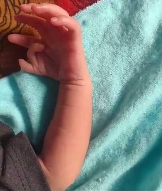 Hindistan'da Bharatpur şehrinde 26 parmakla dünyaya gelen bebek tanrıça olarak görülüyor