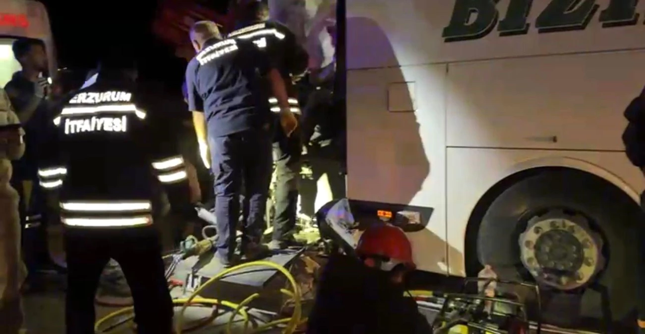 Erzurum\'da otobüs traktör römorkuna çarptı: 2 ölü, 14 yaralı