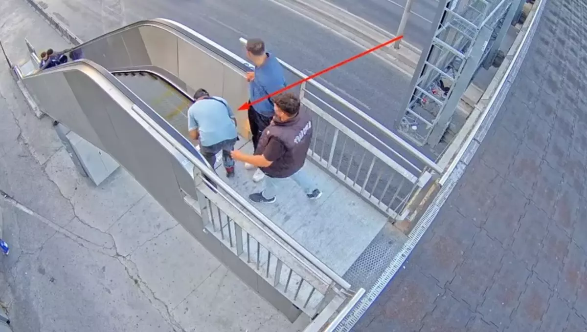 İstanbul\'da yürüyen merdivene sabotaj! Utanmadan bir de \'\'çak\'\' yaptılar