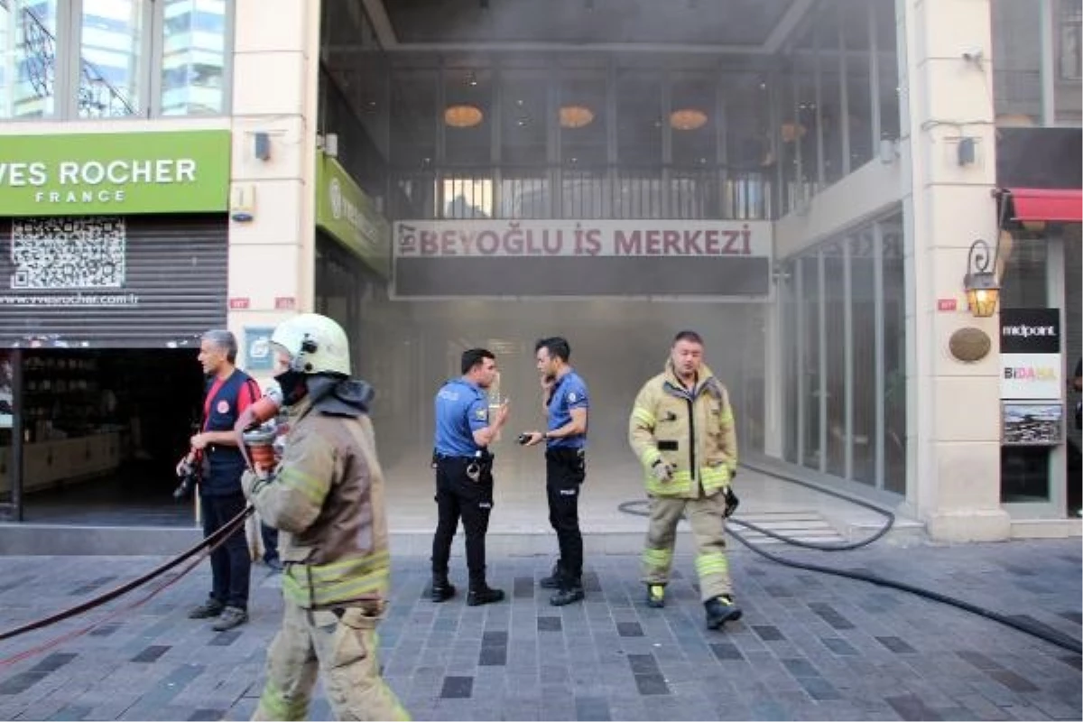 İstiklal Caddesi\'nde İş Merkezinde Yangın Çıktı