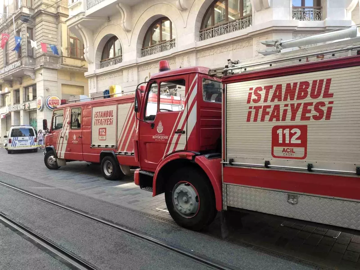 İstiklal Caddesi\'nde İş Yerinde Yangın Çıktı