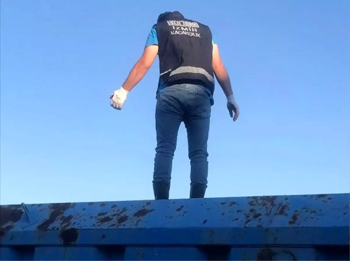 İzmir\'de 17 ayrı kaçakçılık operasyonunda çok sayıda kaçak ürün ele geçirildi