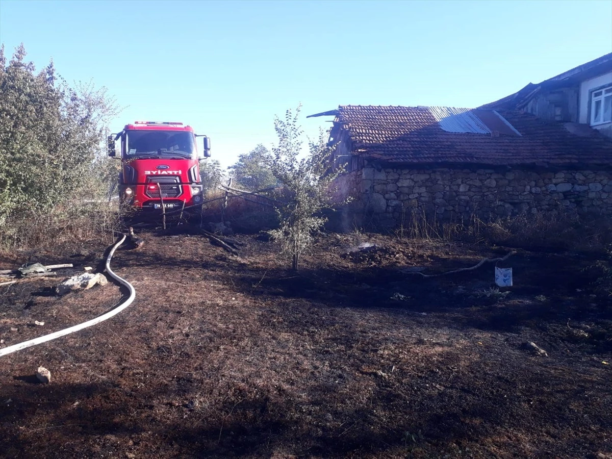 Eflani\'de evin arka kısmına dökülen kül yangına neden oldu