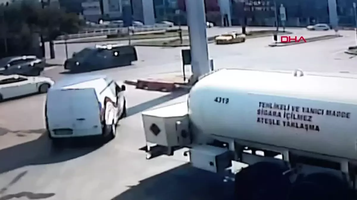 Körfez'de kavşakta minibüsle çarpışan otomobilde 2 kişi yaralandı