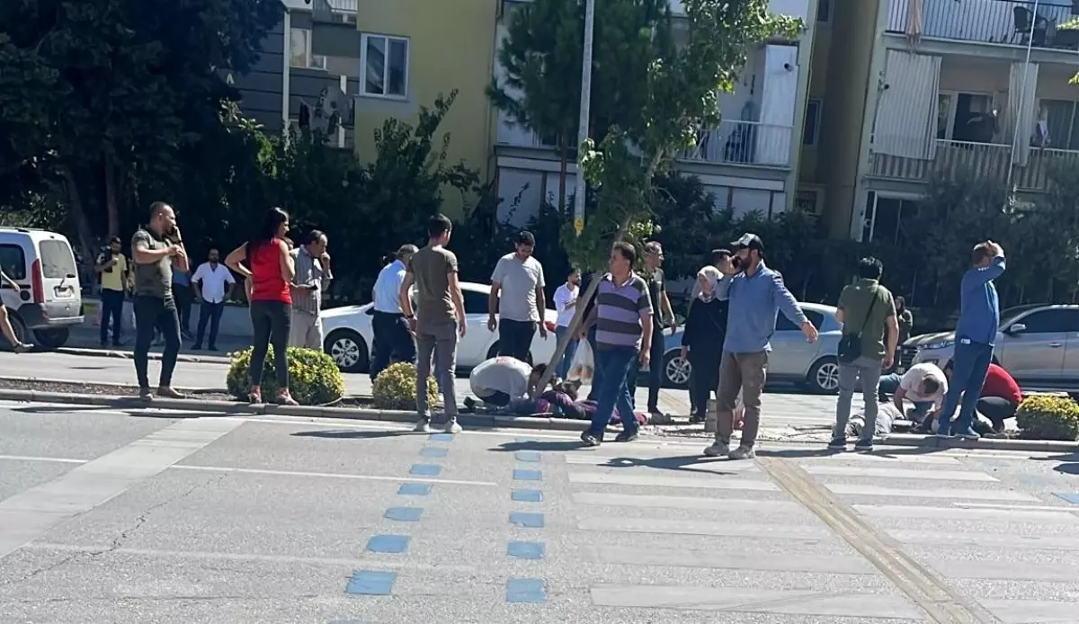 Denizli\'de Transit Araç, Refüjden Karşıya Geçmek İsteyen Aileye Çarptı: 1 Ölü