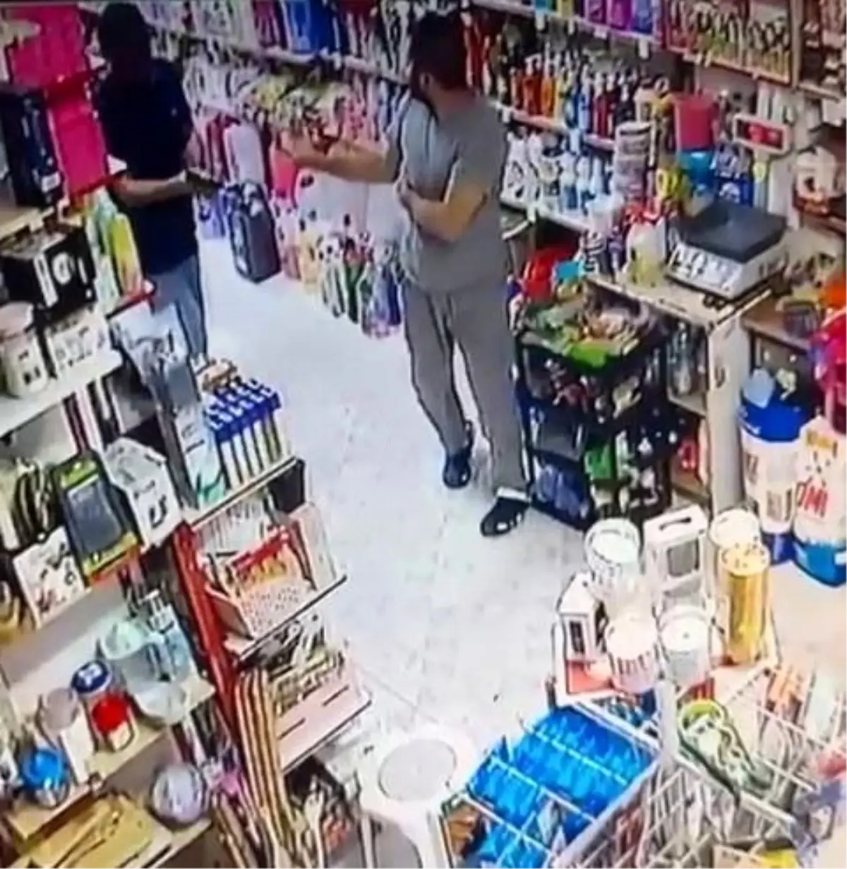 Küçükçekmece\'de İş Yerine Silahlı Saldırılar