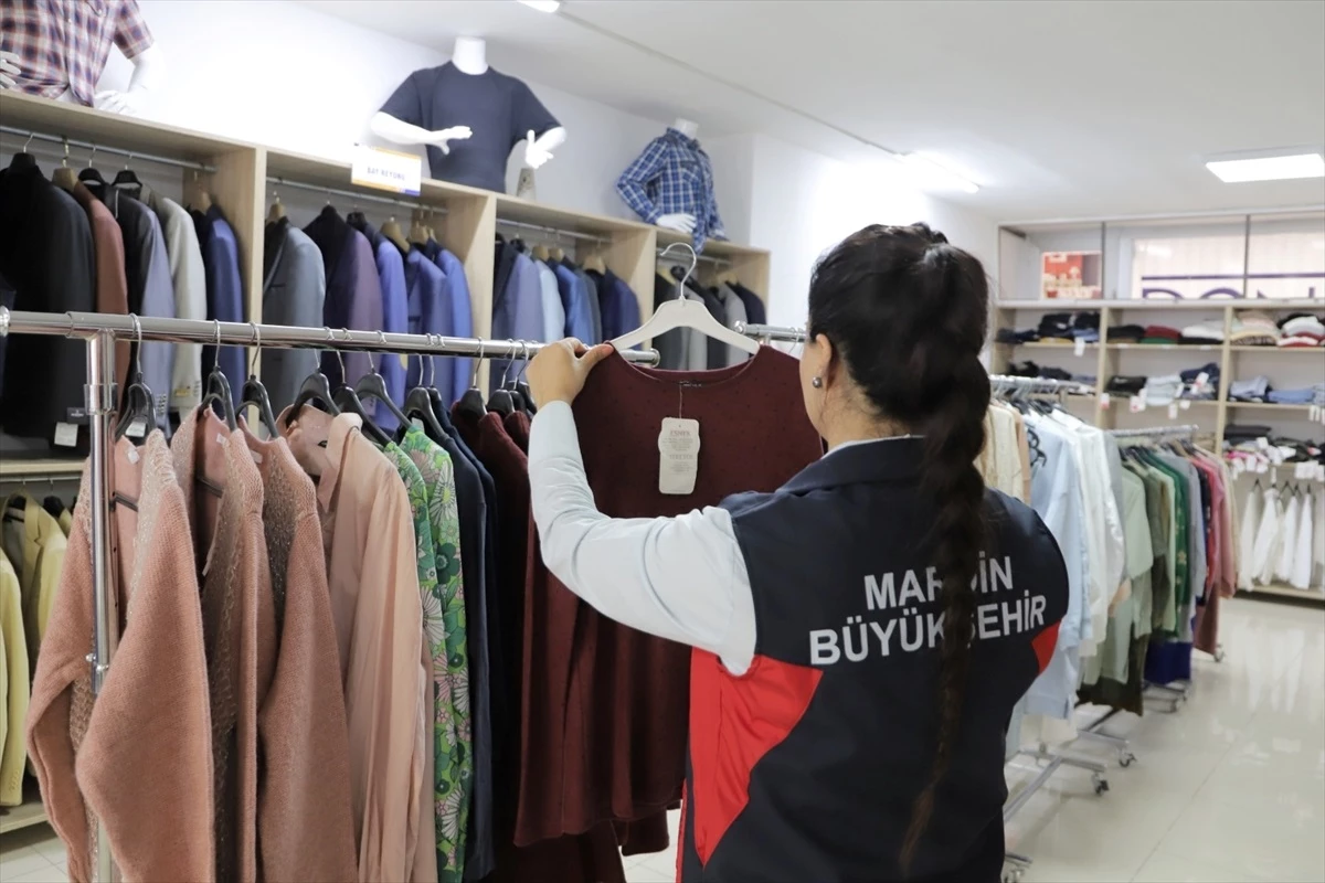 Mardin Büyükşehir Belediyesi İhtiyaç Sahibi Ailelere Giysi Yardımı Yapıyor