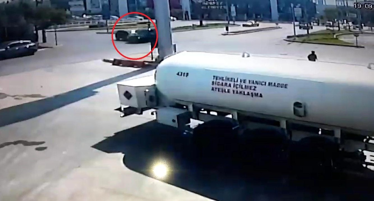 Kocaeli\'de otomobil ile minibüs çarpıştı: 2 yaralı