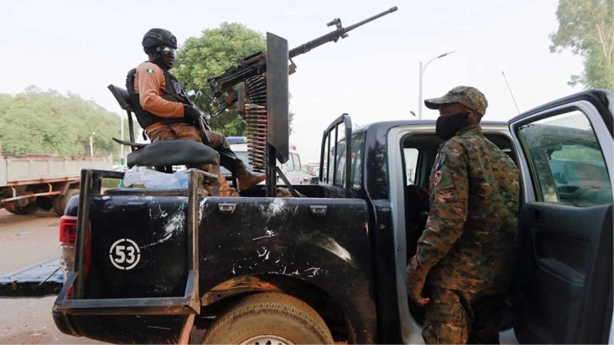 Nijerya\'da asker ve polisleri taşıyan araca silahlı saldırı: 8 kişi hayatını kaybetti