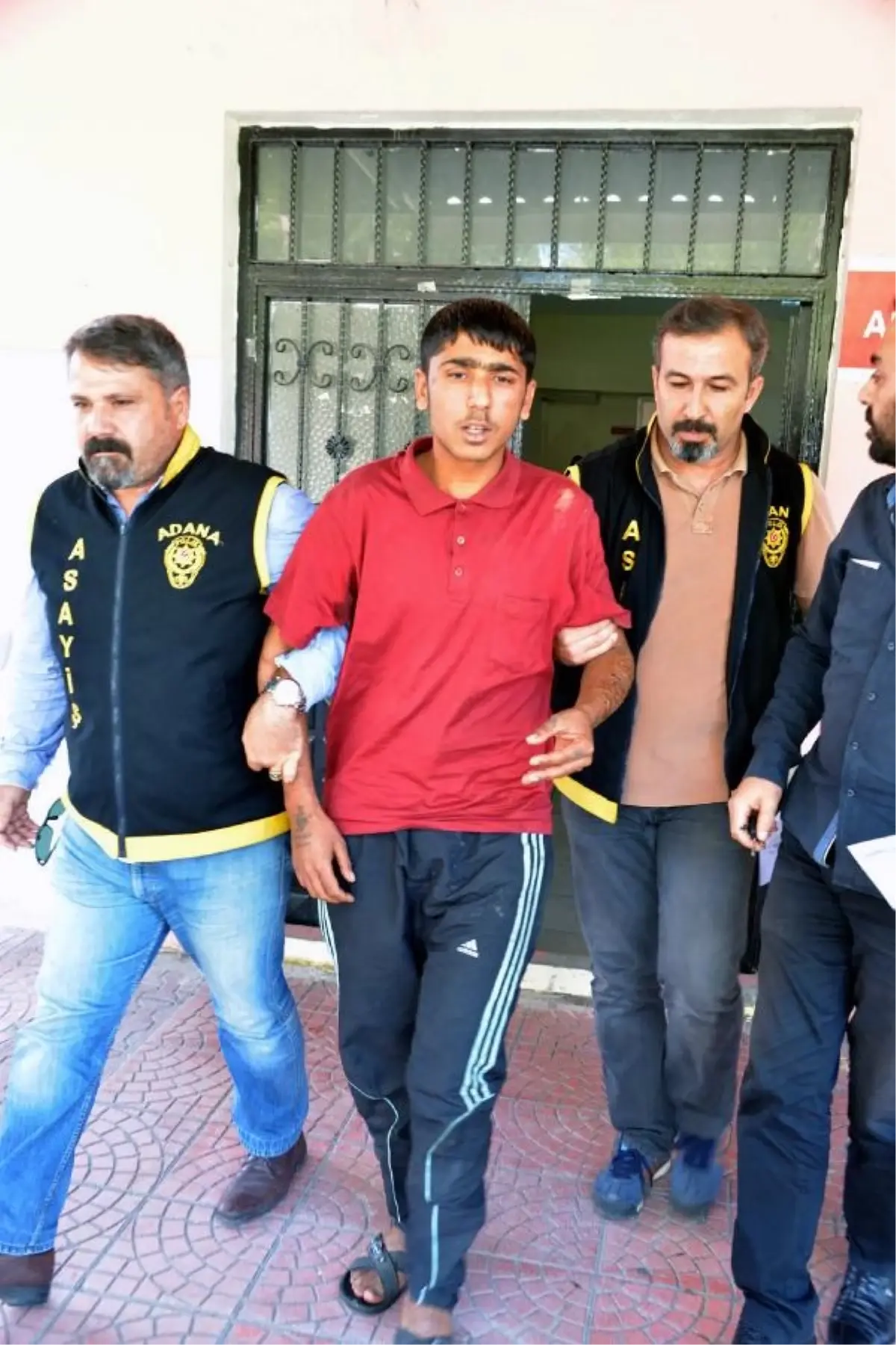 Kalp krizi sonucu hayatını kaybeden polis memuru, gaspçıyı adli tıpa götüren polislerden biriydi