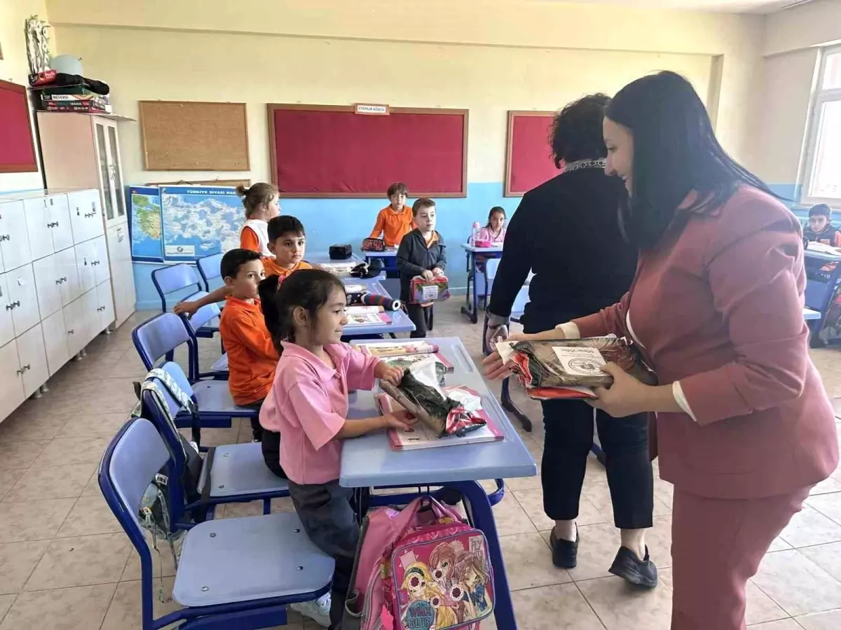 Pazaryeri Belediye Başkanı Zekiye Tekin, yeni başlayan öğrencilere hediye verdi