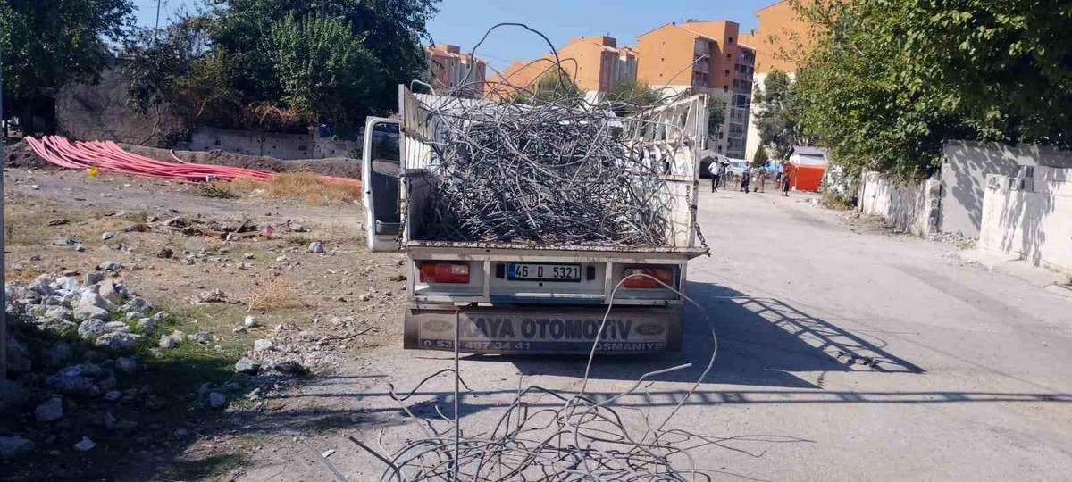 Osmaniye\'de Enkaz Alanlarından Çalınan 460 Kilo Demir Hurdacıya Satılmak İstendi