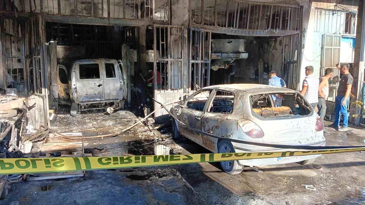 Ankara\'da Oto Tamirhanesinde Çıkan Yangında 3 Otomobil ve 3 Dükkan Kullanılamaz Hale Geldi