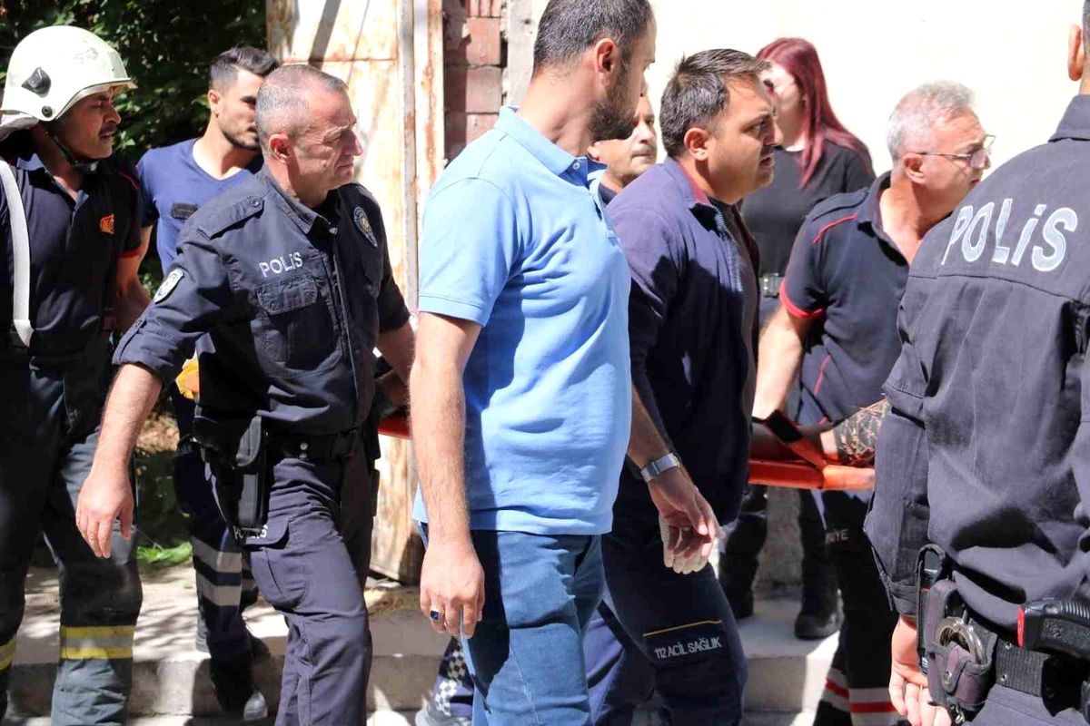 Afyonkarahisar\'da Polisten Kaçan Kadın Kendisini Boşluğa Bıraktı