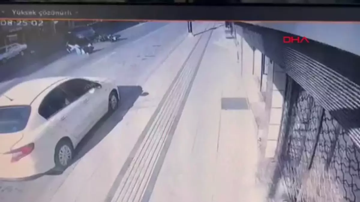 Sivas\'ta otomobil ile motosikletin çarpışması sonucu sürücüler yaralandı