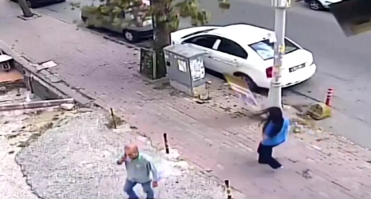 Sultangazi\'de Rüzgarın Etkisiyle Cam Parçası Kadının Önüne Devrildi
